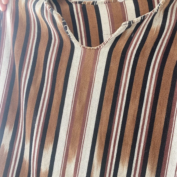 Mint condition cotton pull over, two pockets and fringe on the bottom. Large - Picture 2 of 4